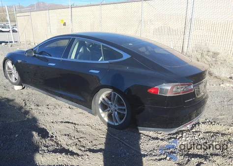 2013 Tesla Model S z USA, uszkodzony, nr VIN 5YJSA1CN1DFP03410